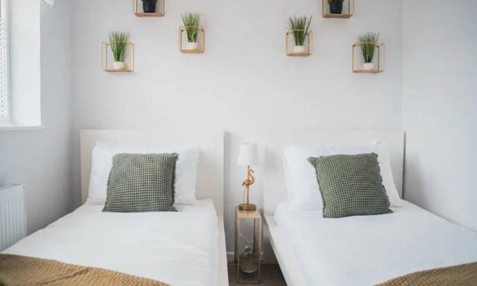 Arbury House | Jade 2Bed house sleeps 6, Dog Friendly, with garden and parking