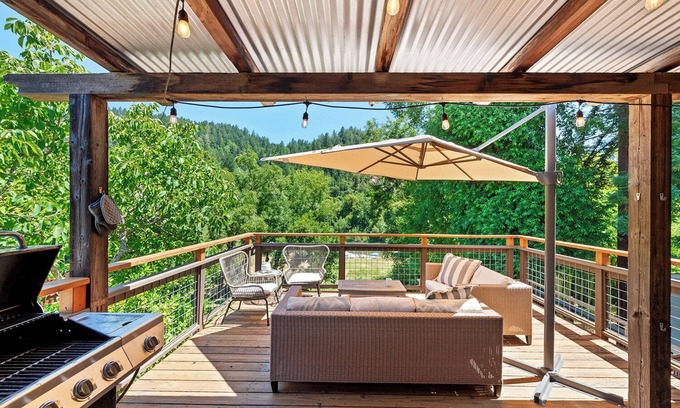 Guerneville House | Jade House ~ River and Beach-front Family Home! Woof!