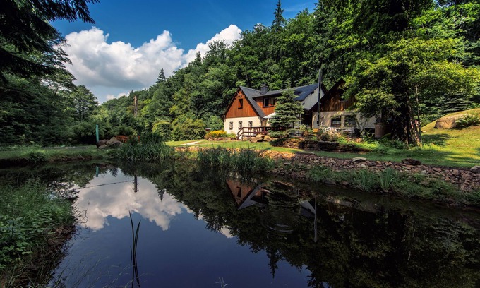 Oppach House | Jägerhaus Oppach (secluded location) forest house with lake