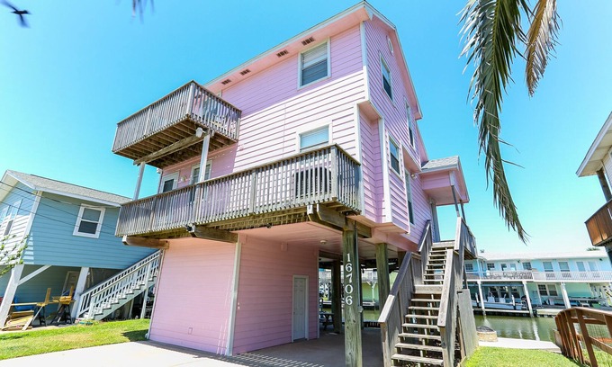 Jamaica Beach House | Jamaica Beach! Fishing light, kayaks, pool access!