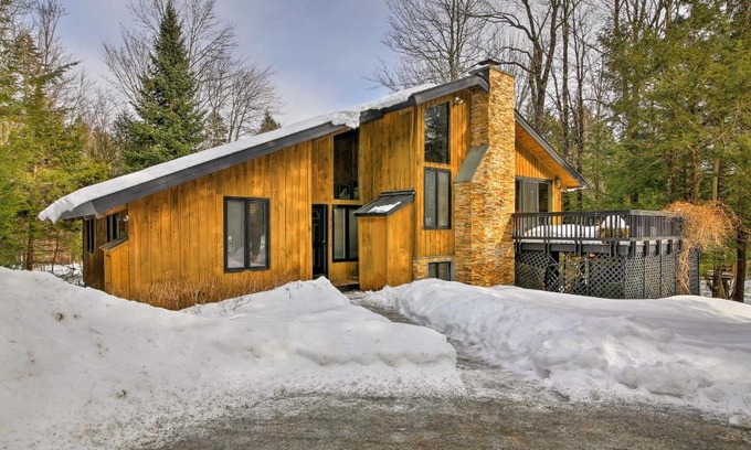 Jamaica House | Jamaica Vacation Home with Deck 8 Mi to Skiing!
