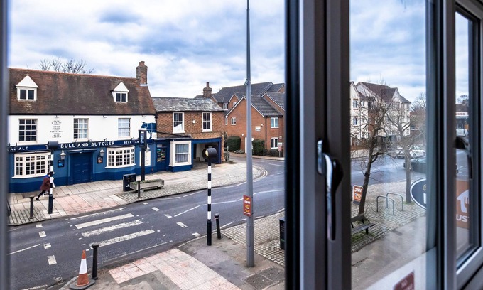 Fenny Stratford Apartment | James Charles Apartment by Pay As U Stay