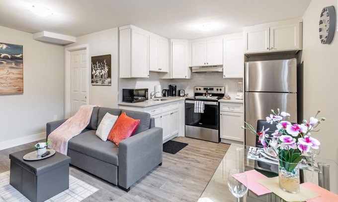 Central Hamilton Apartment | James St Apartment with Queen sized bed