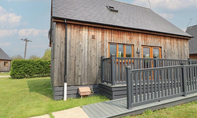 Brigg Cottage | JAMES VILLE MARINA LODGE 7, pet friendly, with a garden in Brigg