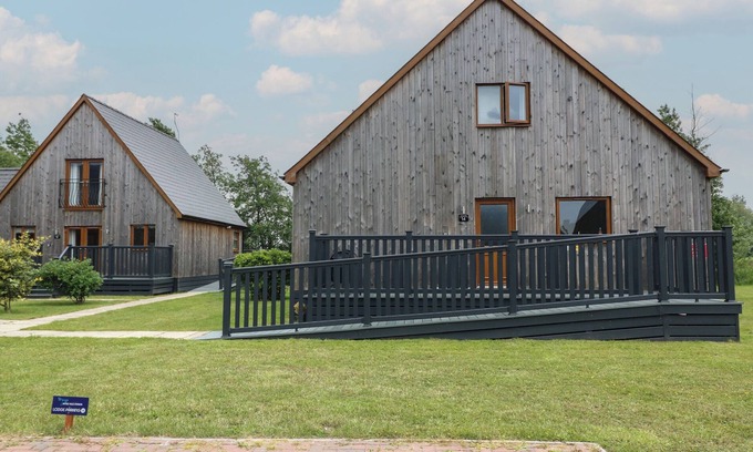 Brigg Cottage | JAMES VILLE MARINA LODGE 14, pet friendly, with hot tub in Brigg