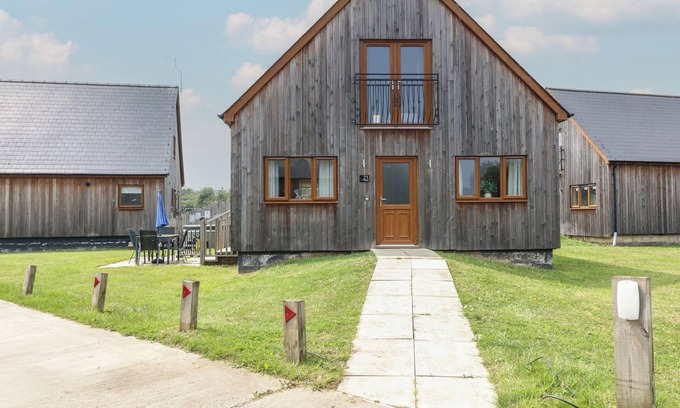 Brigg Cottage | JAMES VILLE MARINA LODGE 21, family friendly, with hot tub in Brigg