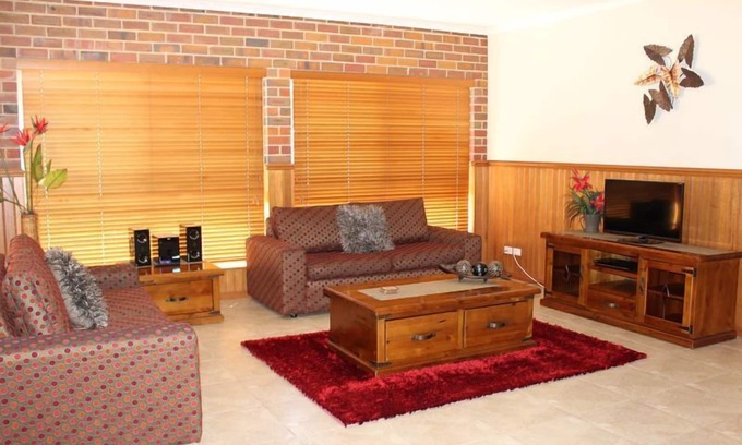 Swan Hill House | Jana Manor 2 Townhouse Swan Hill