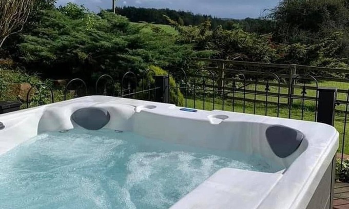 Thornhill Apartment | Jane Welsh Cottage - a cottage that sleeps 4 guests in 2 bedrooms