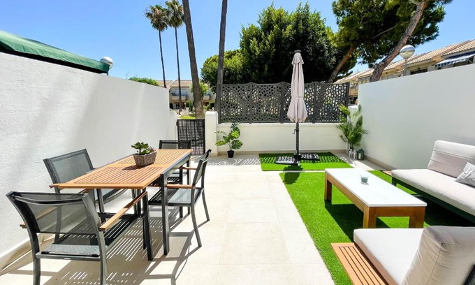 Playa de San Juan Apartment | Jardín, Playa y Piscina
