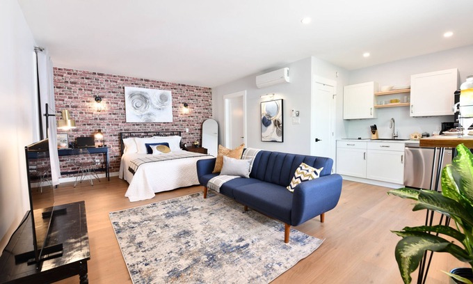 Moncton House | Jardin Suites Highfield