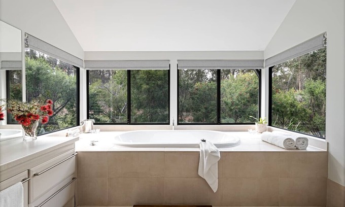 Rosa Glen Hotel | Jarrah Grove Forest Retreat Seclusion Luxury Chalet