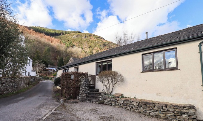 Thornthwaite Cottage | JASMINE COTTAGE, pet friendly, with a garden in Thornthwaite