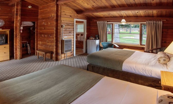Jasper Hotel | Jasper House Bungalows