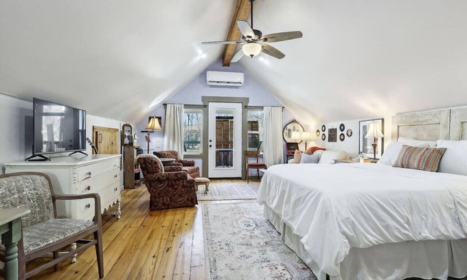 St. Francisville Apartment | Jasperilla Music Loft by Louisiana Hospitality Group
