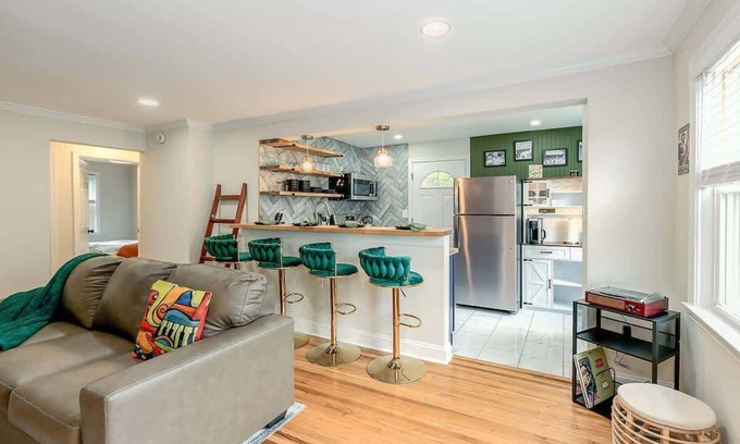 Parkville Apartment | Jazzkey Suite & Kindred Retreat