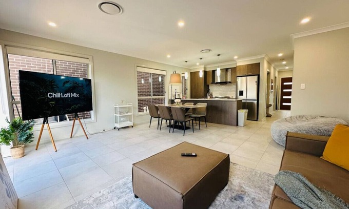 Bardia House | JC House - 4 Br, AC & Wi-Fi Close Coles & Train