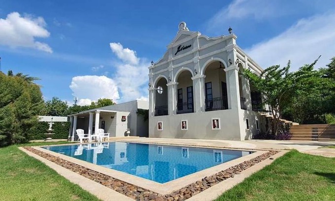 Sing Buri Bed & Breakfast | Je t'aime cafe & villa