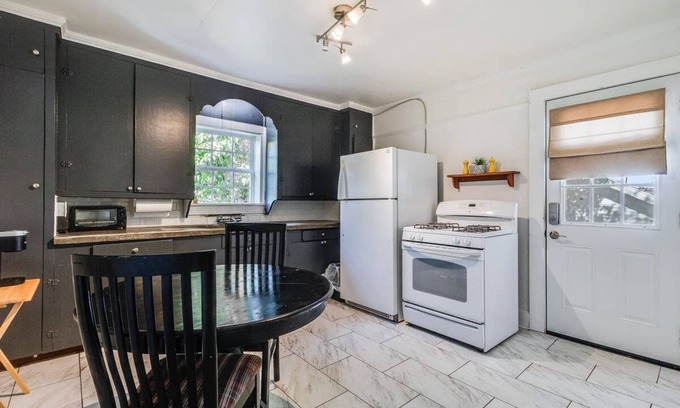 Freetown - Port Rico Apartment | Jefferson Flat - Balcony Suite