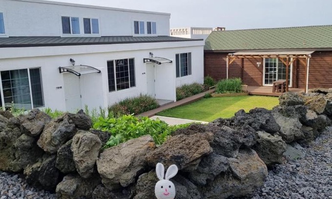 Sehwa-ri Bed & Breakfast | Jeju Damda