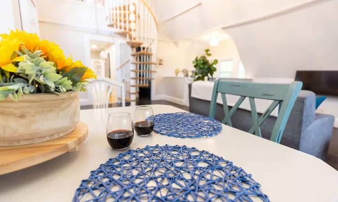 College Hill Apartment | Jennifer's Loft Apartment Historic College Hill with Parking