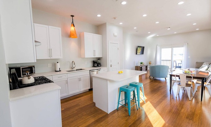 Federal Hill Apartment | Jennifers Penthouse Panoramic City View Apartment with Deck