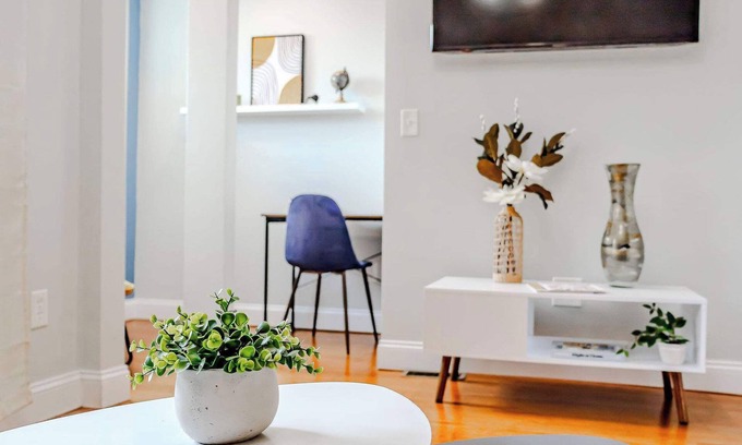 Federal Hill Apartment | Jennifer’s Warm & Welcoming Urban Getaway w/Deck