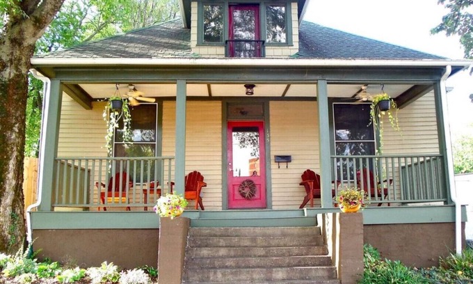 Knoxville House | Jennings · Downtown Knox! Walk to Food & Drinks + Fire Pit