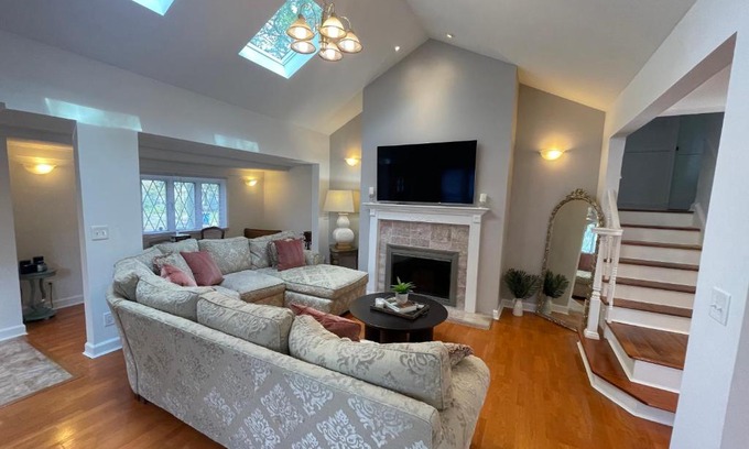 Englewood House | Jersey home, close to New York City fun!