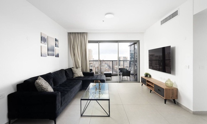 Nachlaot Apartment | Jerusalem 3 BDRM/2 BTHRM Savyon View