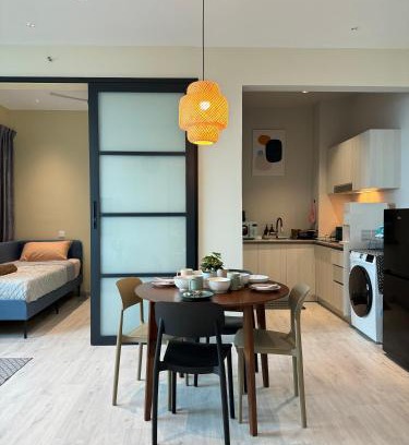 Downtown Kota Kinabalu Apartment | Jesselton Quay l Family Suite l Deluxe l Sunset Seaview l 2R1B l 5 pax