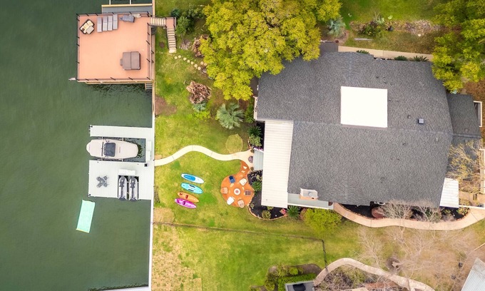 April Sound Cottage | Jet Ski&GolfCart Rental,Firepit,Dock,LilyPad, Kayaks,SUP,Arcade,Projector Rental