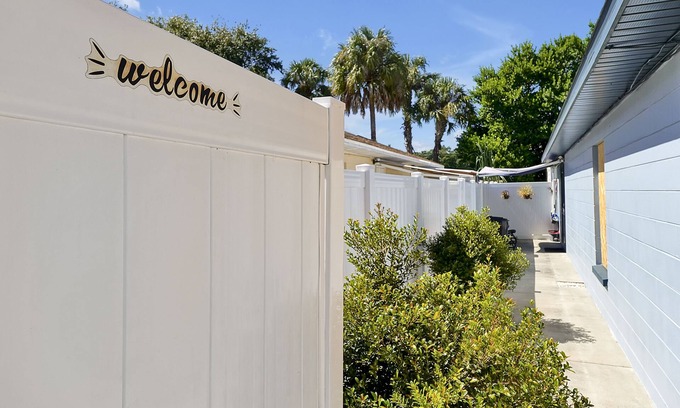 Bearss Plaza Apartment | "JetPad Tampa" Modern studio near Busch Gardens & Airport