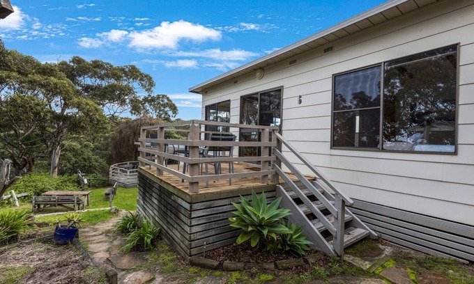 Nungurner House | Jetty View: Bellbird Cabin - Feel a sense of nature in this rural environment