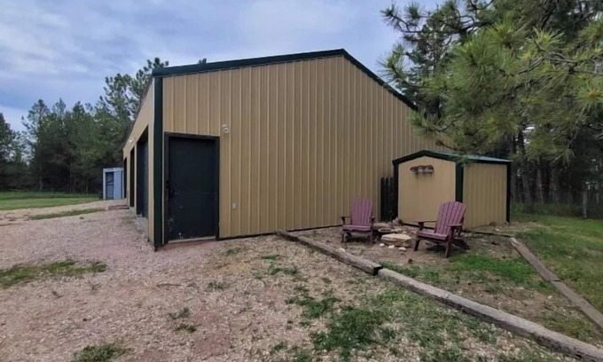 Custer House | Jewel Lodge-Horse & Pet Friendly, Hot Tub