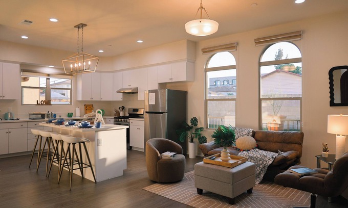 Alhambra House | Jie’s Choice Idea Spot Gateway 15 mins to DTLA
