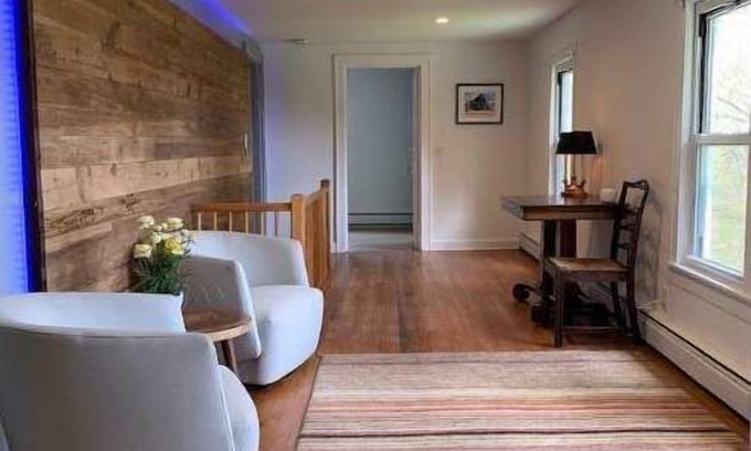 Bantam House | Jim & Pat’s Litchfield Hills Hideaway on 3.0 acres
