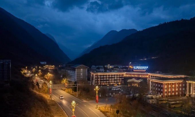 Jiuzhaigou Hotel | Jiuzhaigou Golden Dragon International Resort Hotel