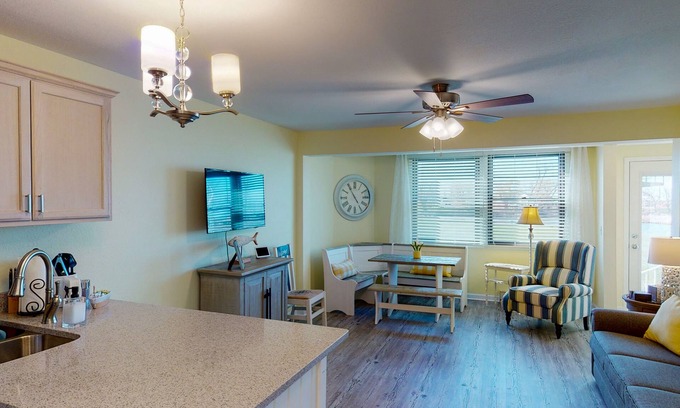 Oak Harbor Condo | Jo's Hideaway, for Lake Erie lovers, fishermen and birders! Sleeps 4