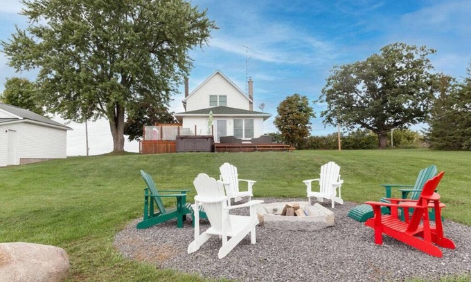 Greater Napanee Apartment | Joanie`s Farmhouse · Waterfront with Hot Tub