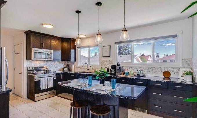 Edmonton Apartment | Jody - 3 Bedrooms, Large Kitchen, BBQ, Garage!