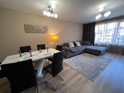 rayon Triaditsa Apartment | Johannesburg Spacious Family apt w Free Parking and Playground