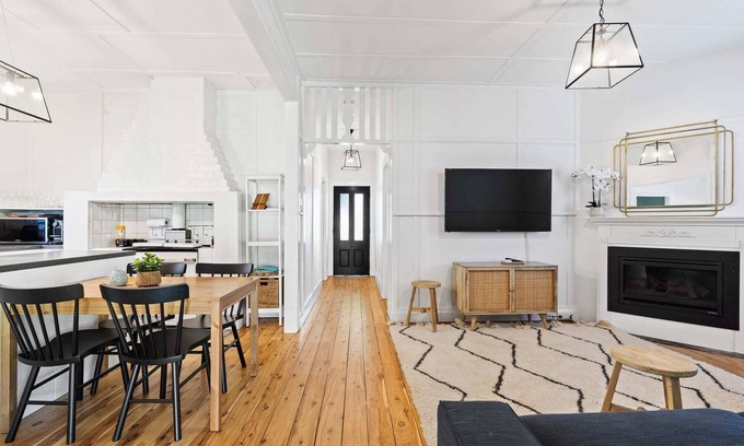 Orange House | Johnno's Cottage - Prime Location - Sleeps 4