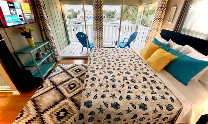 Capri Isle Apartment | Johns Pass Retreat! Water View! 5min Walk to Beach