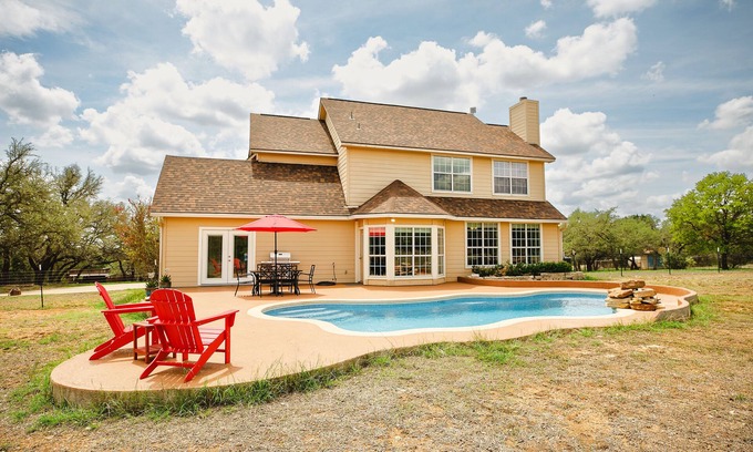 Johnson City House | Johnson City+Pool=Fall FUN! Enjoy the TX Hill County, Wineries & Exotic Zoo!