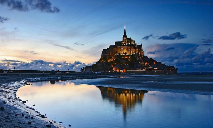 Saint-Regnobert-de-la-Cote-de-Nacre Apartment | Johnson's house, feet in the water, a few grains of sand.