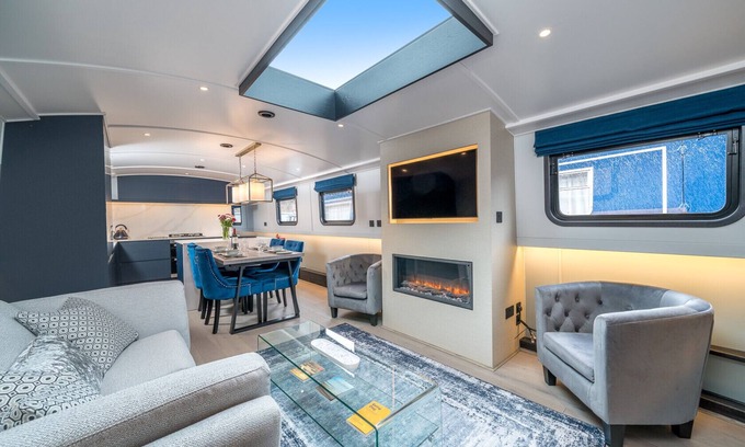 Limehouse Boat Rental | JOIVY Elegant 2-bed houseboat near Canary Wharf
