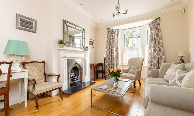 Shepherd's Bush Apartment | JOIVY Stunning 3 bed, 2 bath house with garden and rooftop terrace