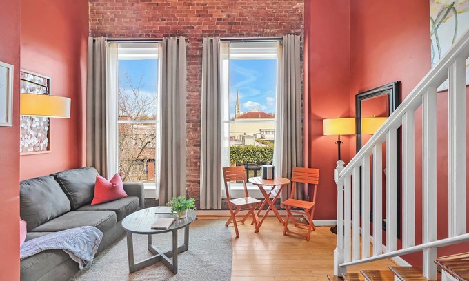 Wilmington Historic District Hotel | JoJo's Jewel on Front! Perfect location in the Heart of Downtown!