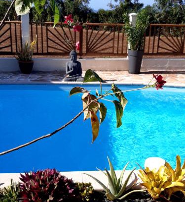 Sainte-Suzanne Apartment | Joli studio rez de jardin, piscine, jacuzzi