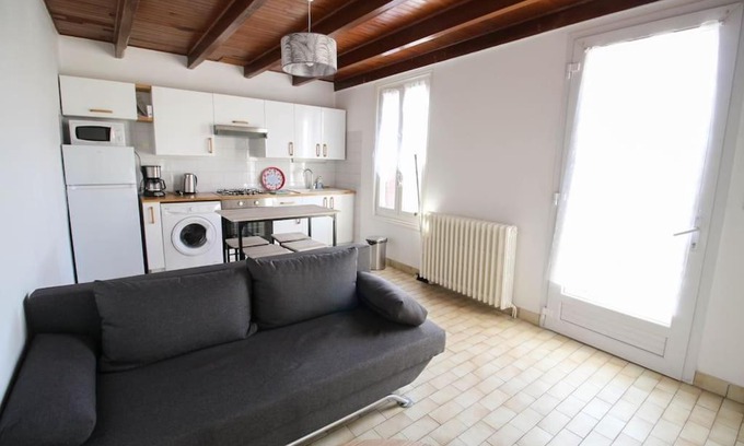 La Couronne Apartment | Joli T2 rénové/WIFI/Grand parking privé